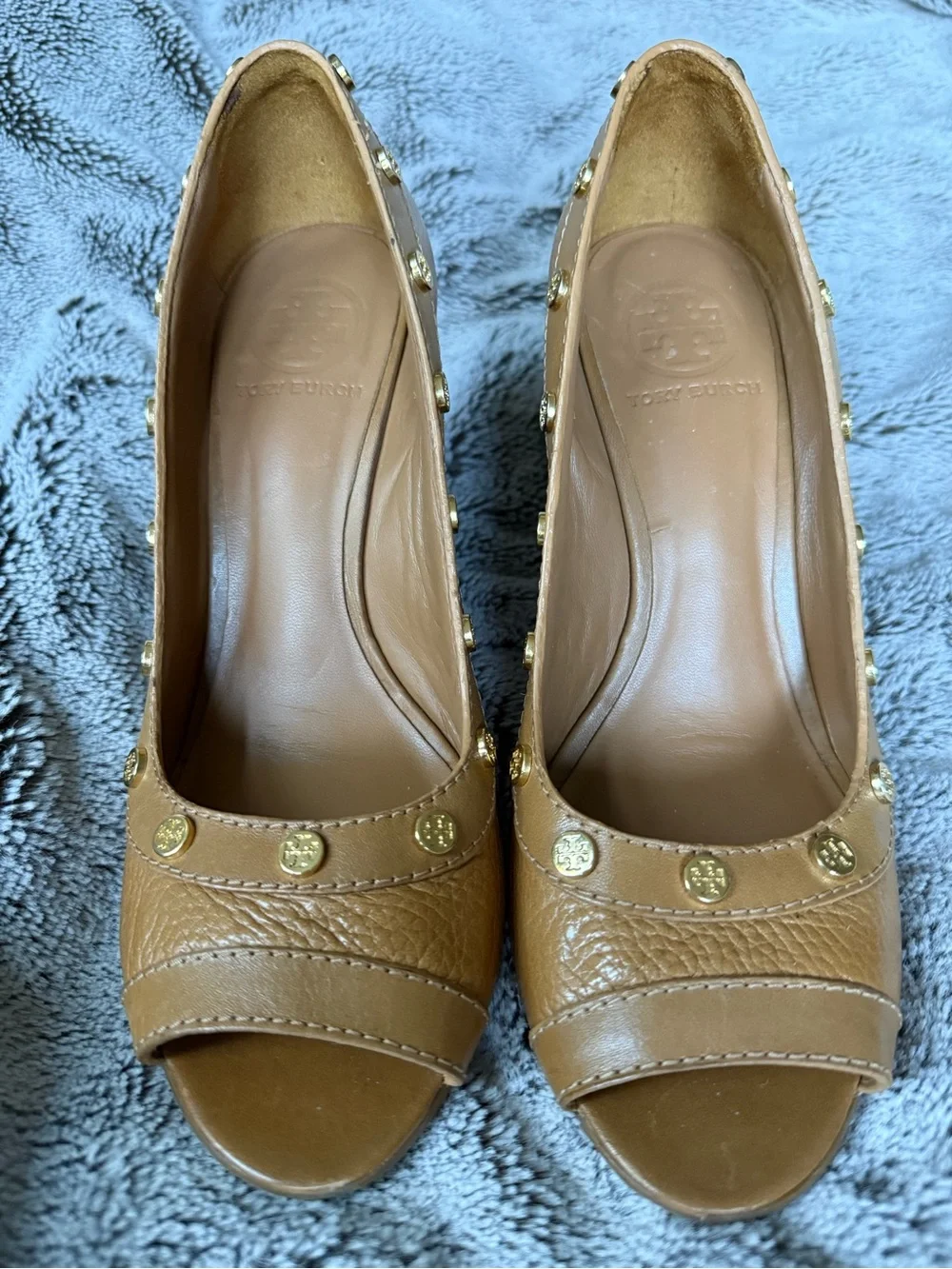 Tory Burch Camel Brown Leather Peep-Toe Pumps with Gold logo studs